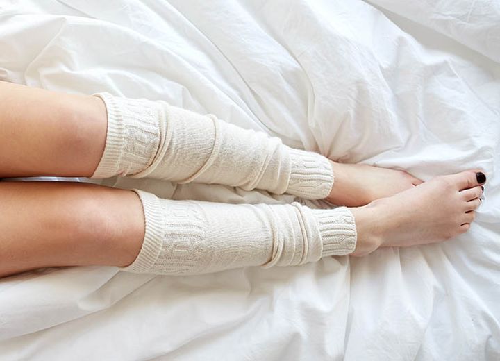 レッグウォーマーをはいた足