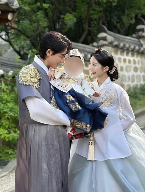 イ・ジフン（左）と娘、アヤネさん