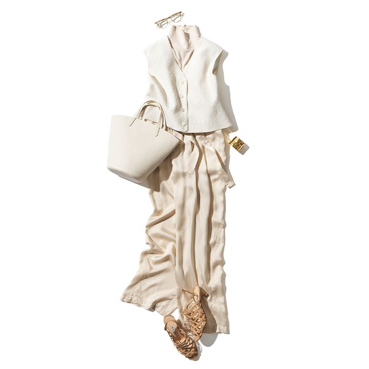 白のワントーンコーデには甘ジレを足して洒落見え