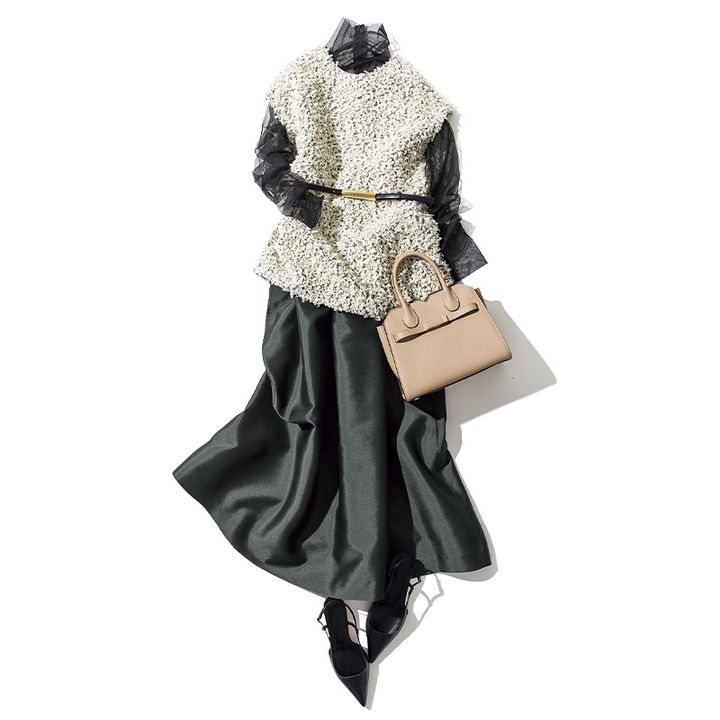 ブラックコーデも甘ベストを足して特別感アップ