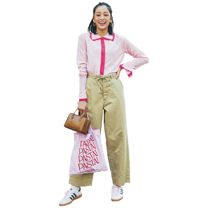 ピンクのポロカーディガンが好印象