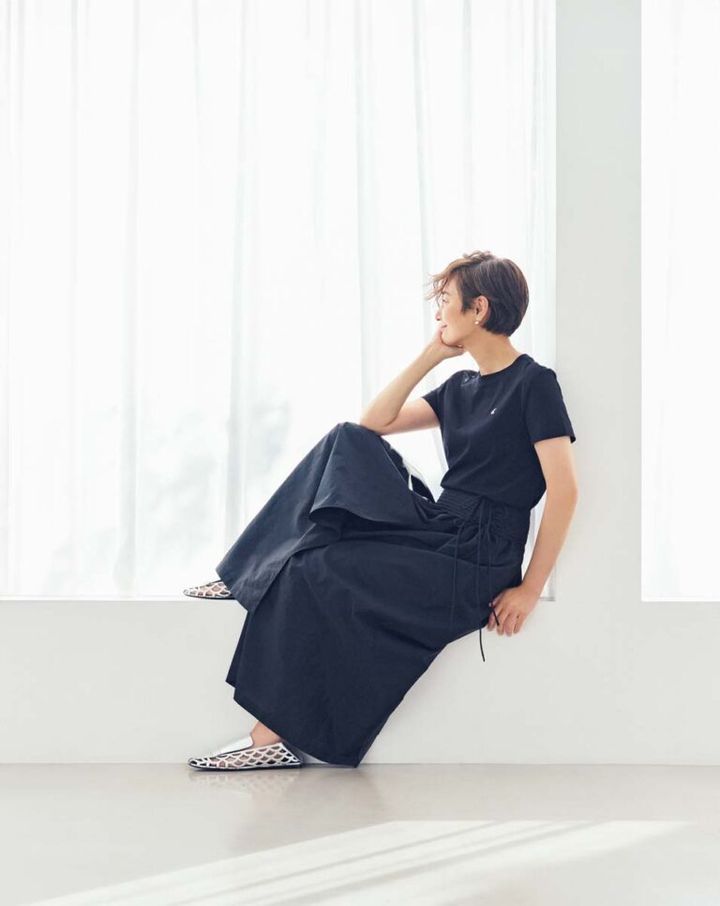 黒×黒のスタイルなら、Tシャツが主役でもきれいめな装いに