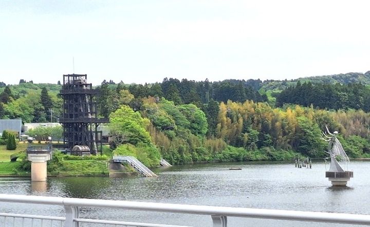 湖面から水上彫刻がのぞく様子