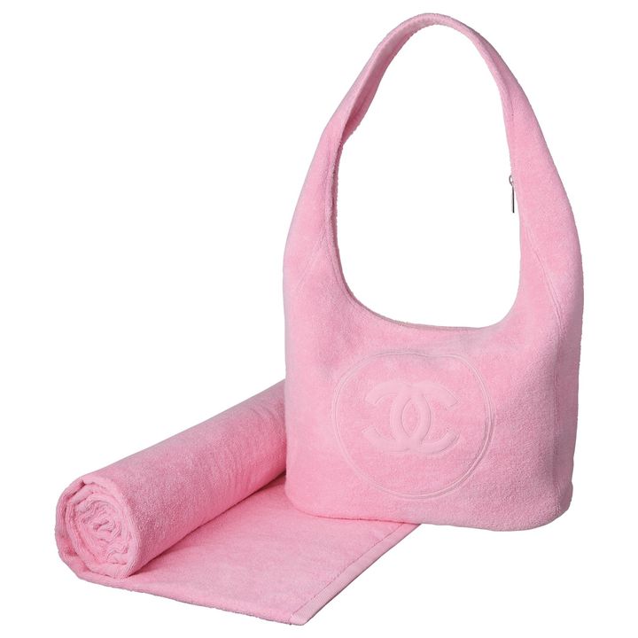 ビーチタオルとバッグのセット 本体 H17.5cm ¥415,800／CHANEL