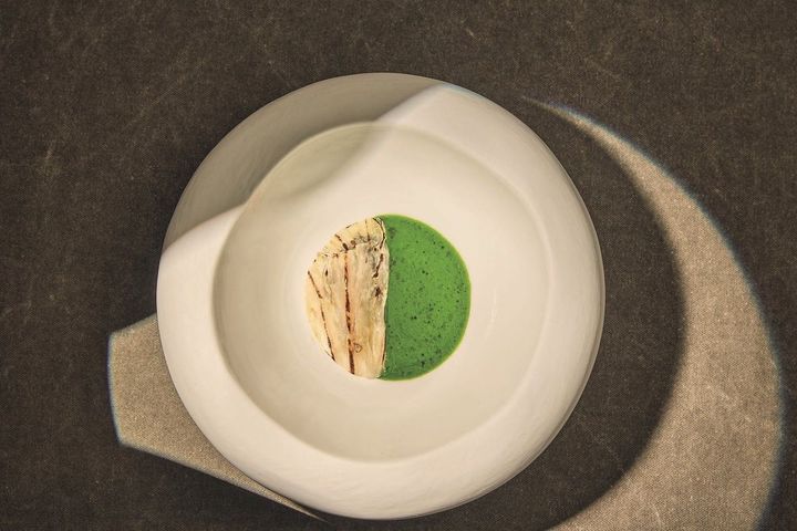 発酵キャベツで牡蠣を包んだ人気の一皿。Photo_ courtesy of NOBUO