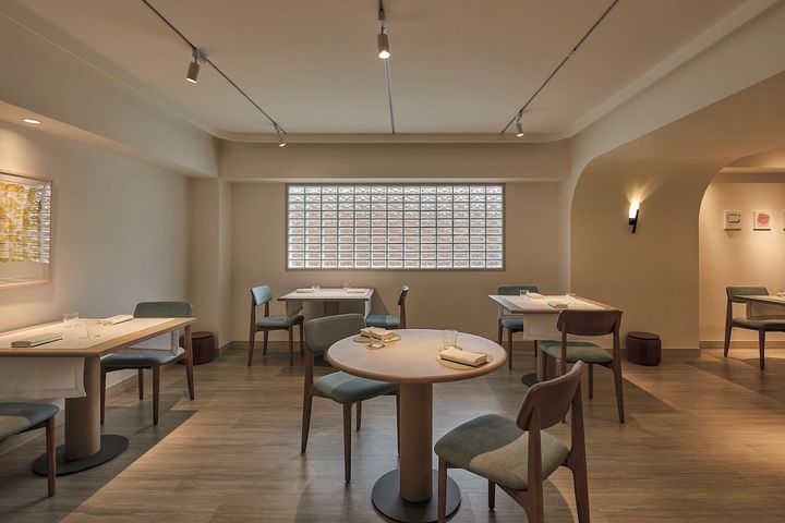 千歳緑をアクセントカラーにした落ち着いた内装。Photo_ courtesy of NOBUO