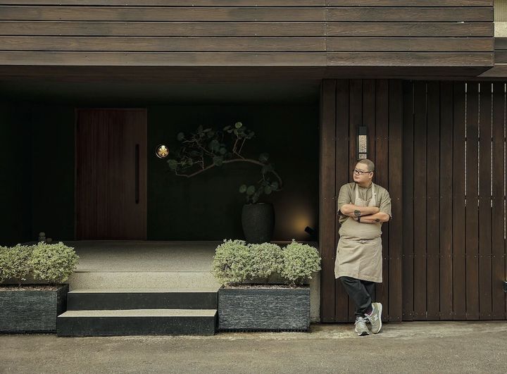 ノブ・リーが佇む店の前には、目立った看板はない。洗練された店構えが印象的だ。Photo_ courtesy of NOBUO