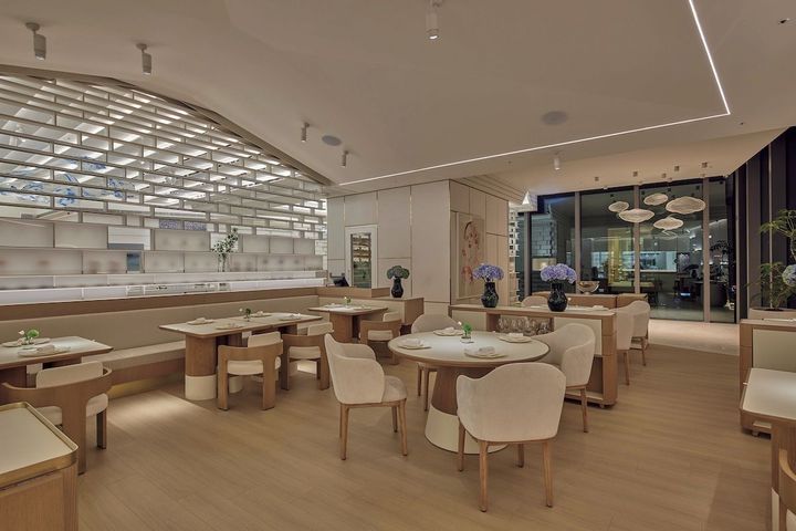 広々とした空間にはアート作品も多く飾られている。Photo_ courtesy of Restaurant A