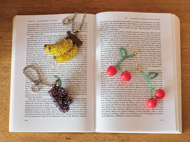 ZARAのモチーフピアスとANTEPRIMAのバッグチャーム