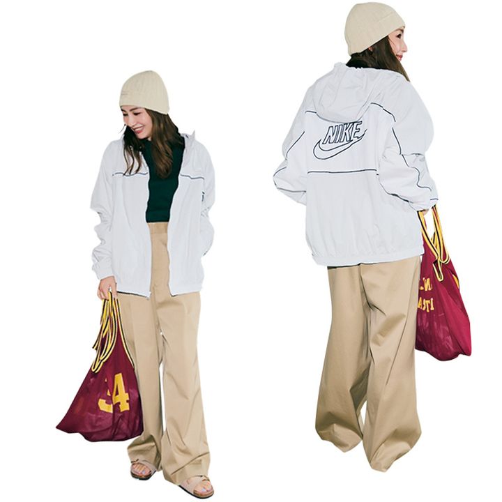 深緑のTシャツとチノパンにナイキの白ジャケットを羽織ってニット帽やロゴバッグを合わせたコーデ