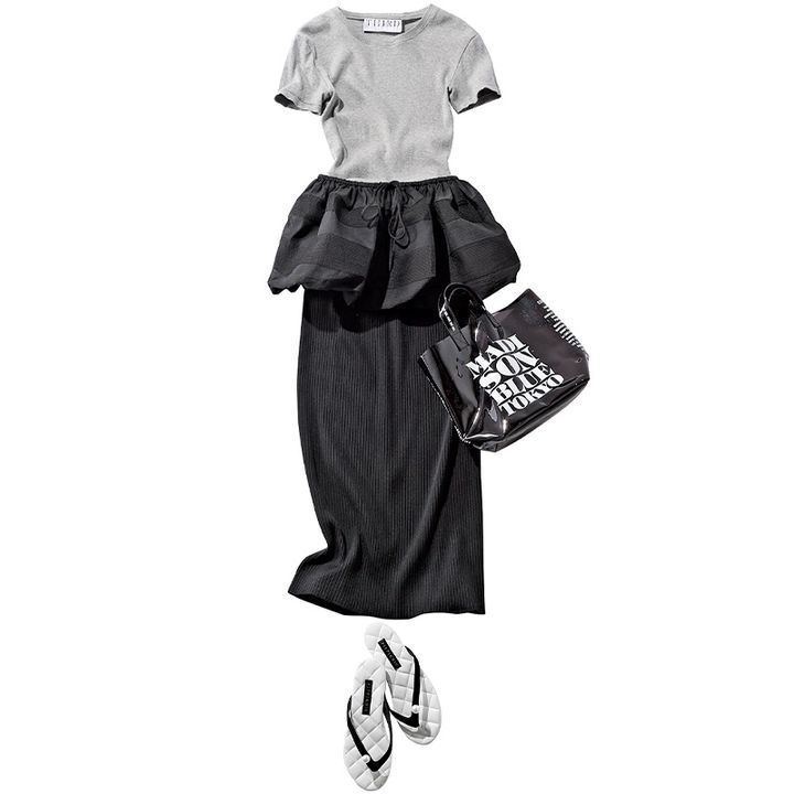 グレーのTシャツと黒のタイトスカートに黒のミニスカートをレイヤードしてビーサンやロゴバッグを合わせたコーデ