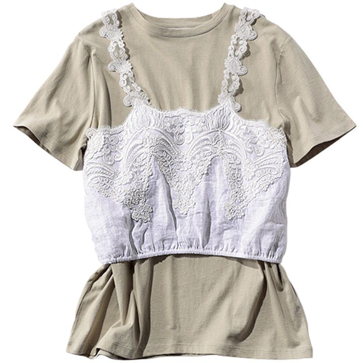 ベージュのTシャツにレースのキャミソールを重ね着したコーデ
