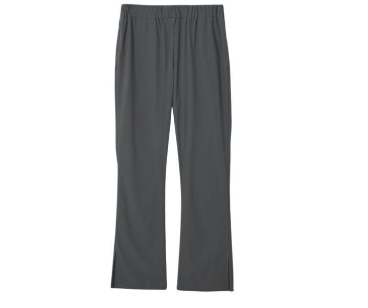 UNFILOのセミフレアラッシュガードパンツ。どんな色にも合うシックなチャコール。美脚効果もあるセミフレア。※6月展開予定7990円（アンフィーロ／オンワード樫山）