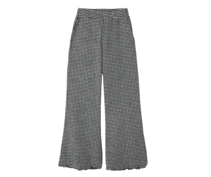 ラッシュガードパンツ。凹凸のあるギンガムチェックはサラサラの肌ざわりで涼やか。2万3100円（タアラ クロージング）