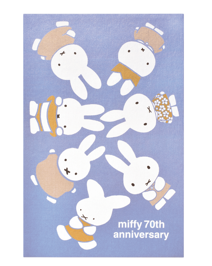 St.Lady's御朱印帳 表紙に色んな年代のミッフィーをあしらった、愛らしく上品な仕上りの御朱印帳。ミッフィーと一緒に御朱印集めを楽しんで。2200円（セントレディス）