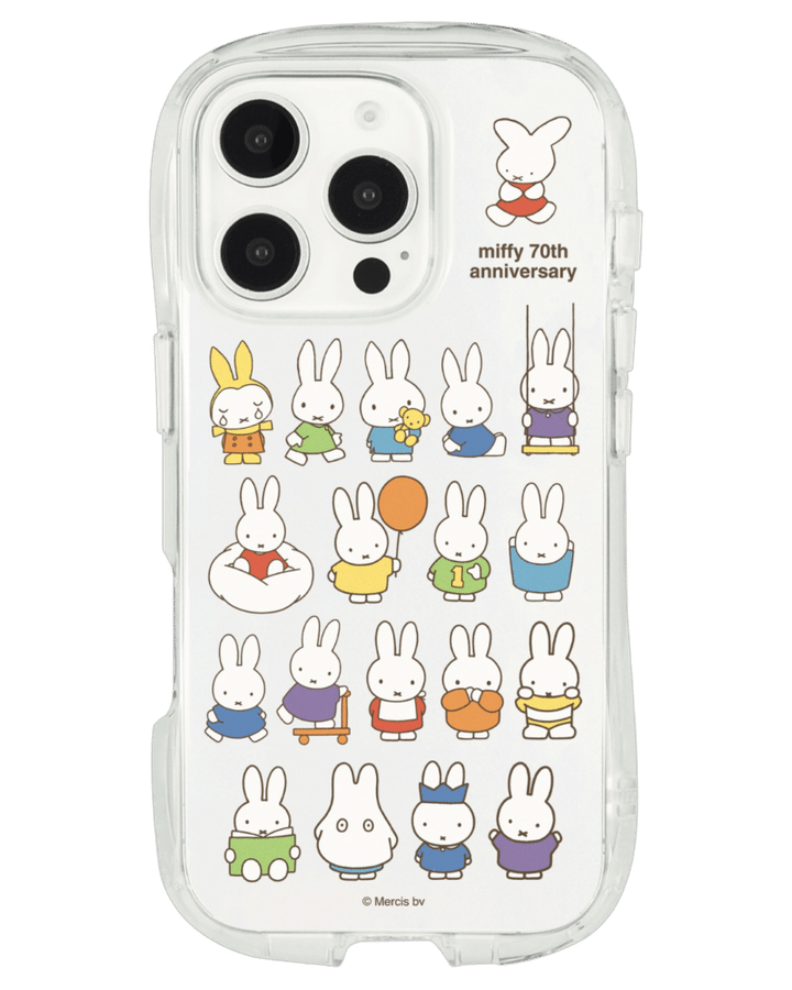 gourmandiseスマホケースmiffy_スマホの傷を防ぎ振動や衝撃から守ってくれるアイフォン16プロ対応のインナーシート付きクリアソフトケース。3278円（グルマンディーズ）