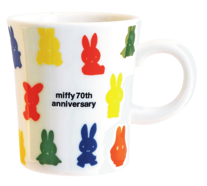 KANESHO TOKI マグカップ年代の違う様ざまなミッフィーをカラフルなシルエットで大人っぽくプリント。同じ柄でプレートもあるのでおそろいで使うのも◎。1320円（金正陶器）