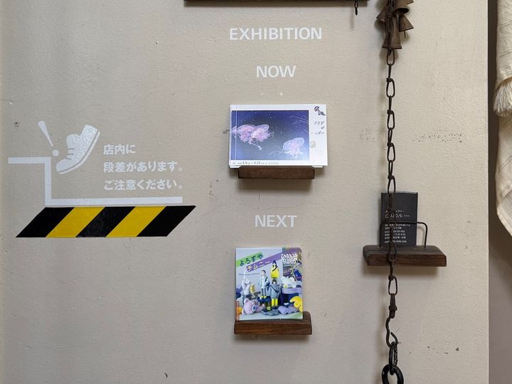 お店の入り口に展覧会情報が掲示されている