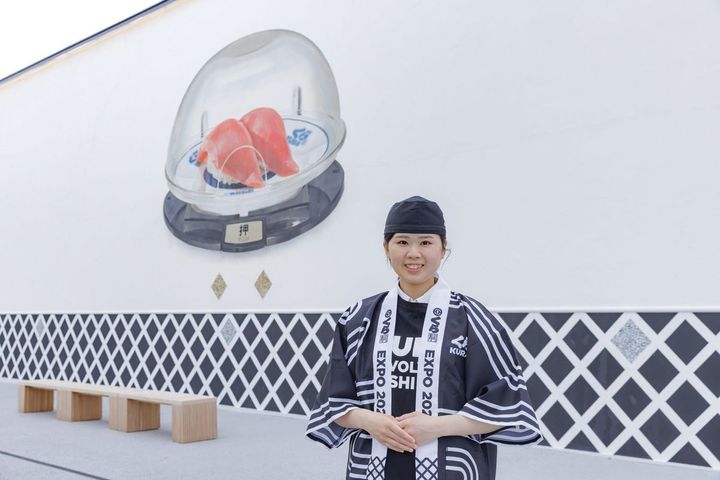 くら寿司大阪・関西万博店の外壁は廃棄予定の貝殻をリサイクルしたもの。スタッフのユニフォームも万博仕様。3種類のハッピがある