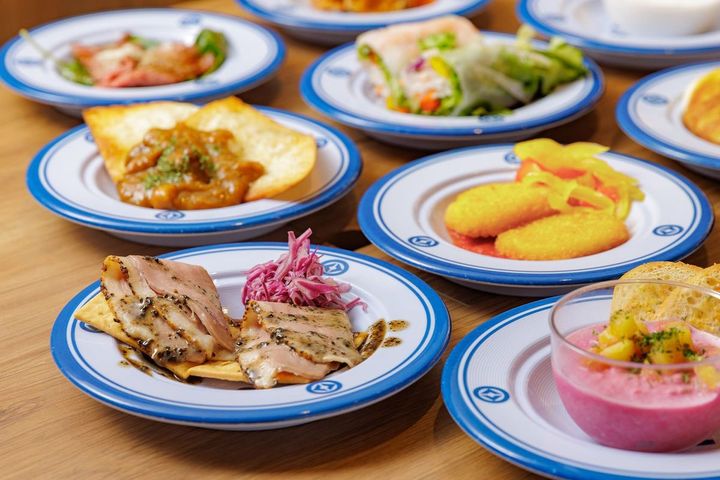 写真前列左が一番人気のハンガリー料理「鴨のロースト トリュフソース」