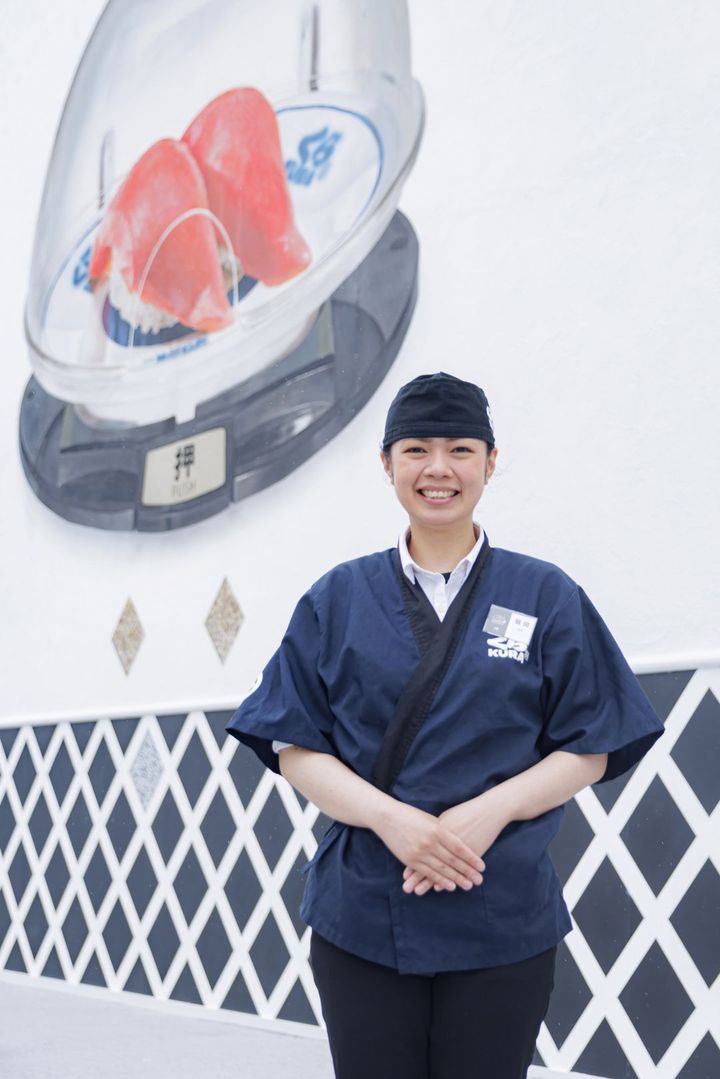 万博店の店長は入社3年目の飯田尚美さん。英語とタガログ語に堪能で、飯田さんをはじめ関西各店の精鋭スタッフが集まっている。