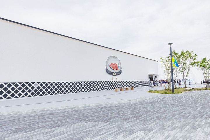 万博店はくら寿司の店舗として最大規模、店内の回転レーンは約135メートルと最長で、338席を収容する