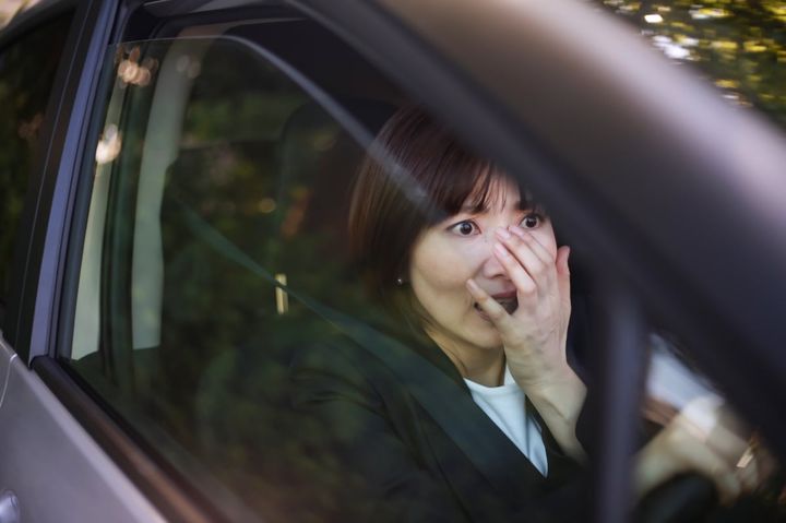 夜に車を運転中、道路に寝そべる人を誤ってひいてしまったらどうなる？（画像はイメージ）