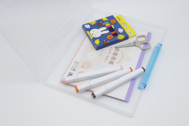 ダイソーの自立できるA4ファイルケースの中