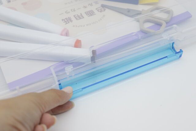 ダイソーの自立できるA4ファイルケースの留め具