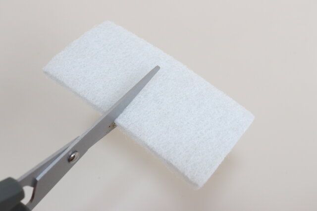 セリア 重曹入りスポンジ カットできる はさみ