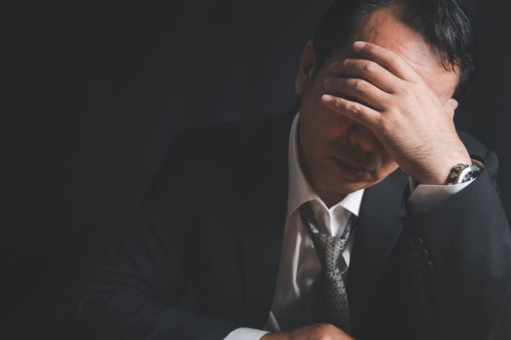 参っている中年男性