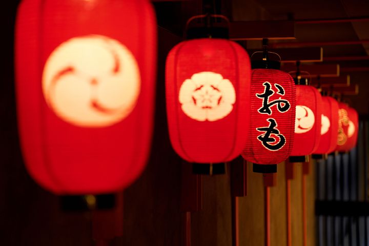 廊下に連なる提灯