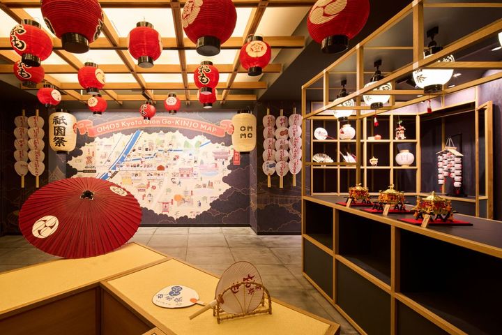 神輿やうちわで祇園祭仕様に設えたOMOベース