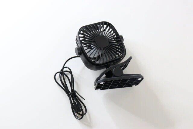 ダイソーのミニ扇風機（USB式、クリップ付）1