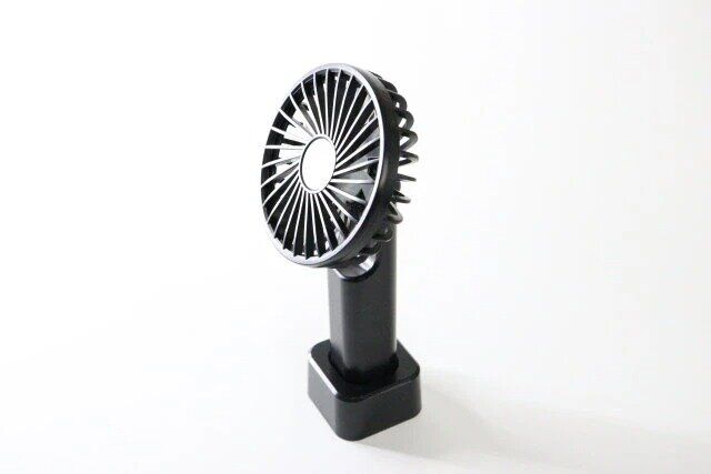 ダイソーのハンディファン（角度調整可能、スタンド付）1