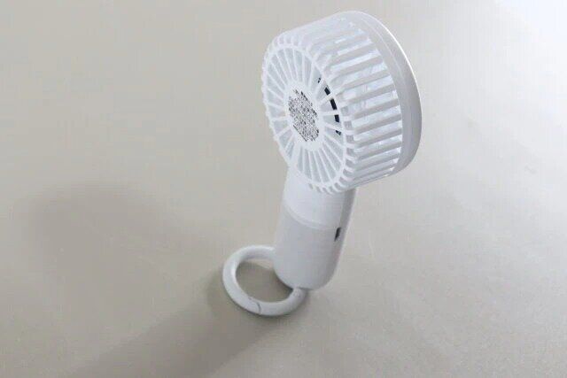 ダイソーのミニ扇風機（充電式、クリップスタンド付）3