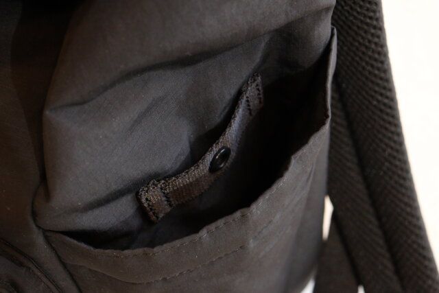 ユニクロのマルチポケットバックパック4