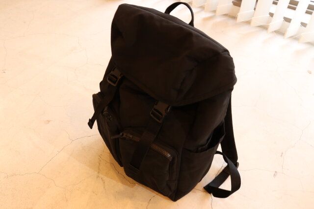 ユニクロのマルチポケットバックパック1