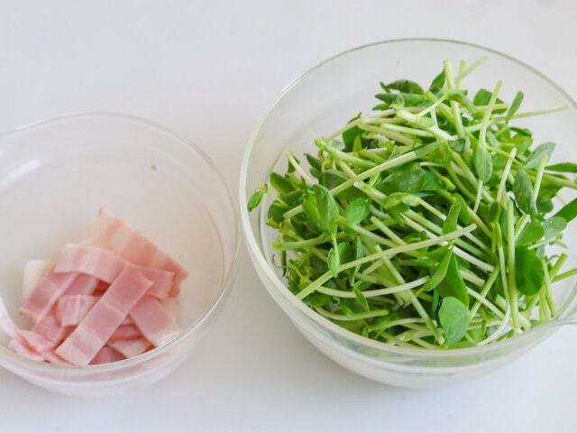 豆苗は長さを3等分にする。ベーコンは1cm幅に切る。