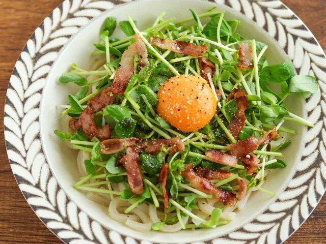 豆苗うどん 卵黄をトッピング