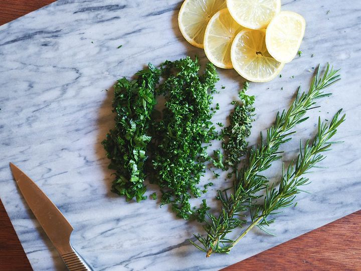 ローズマリーとレモンをカット