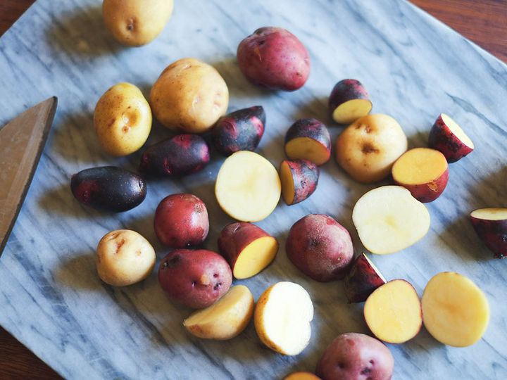 ジャガイモをカットして茹でる