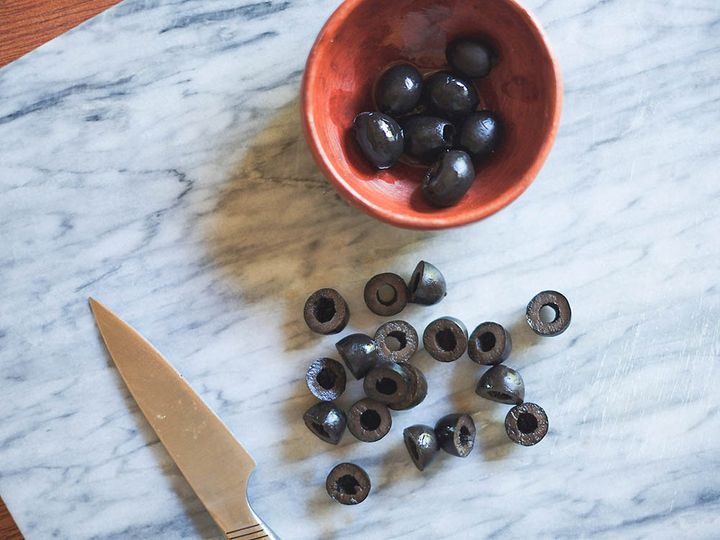 オリーブは半分に