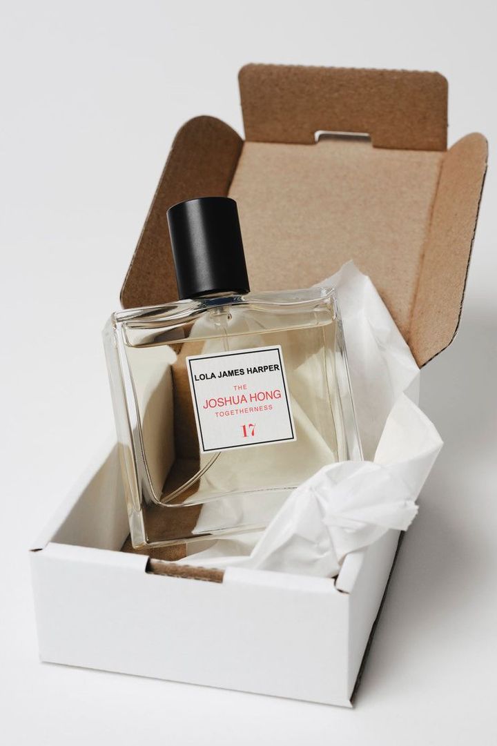 “共にいる時間”をテーマに友情や家族、パートナーシップなどの「つながり」が交差する瞬間をこの上なくやわらかな芳香で描写する。#17 ザ ジョシュア ホン トゥギャザネス – オードトワレ 50ml ￥23,100（ジョシュア × ローラ ジェームス ハーパー 限定ポラロイドと、 テーマである「トゥギャザネス」にまつわるメッセージカード付き。ポップアップにて2025年7月5日より200個限定発売。オンラインでは6月27より予約受付開始、9月より順次発送予定）