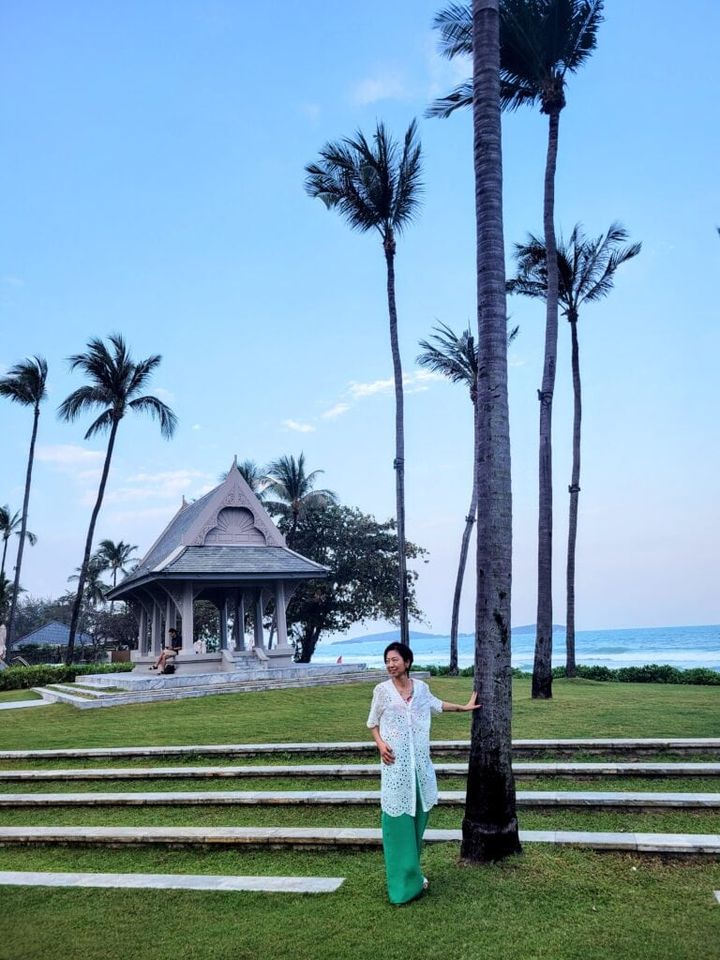 ホテルの敷地内を散歩しつつ、海沿いのレストランで昼食へ