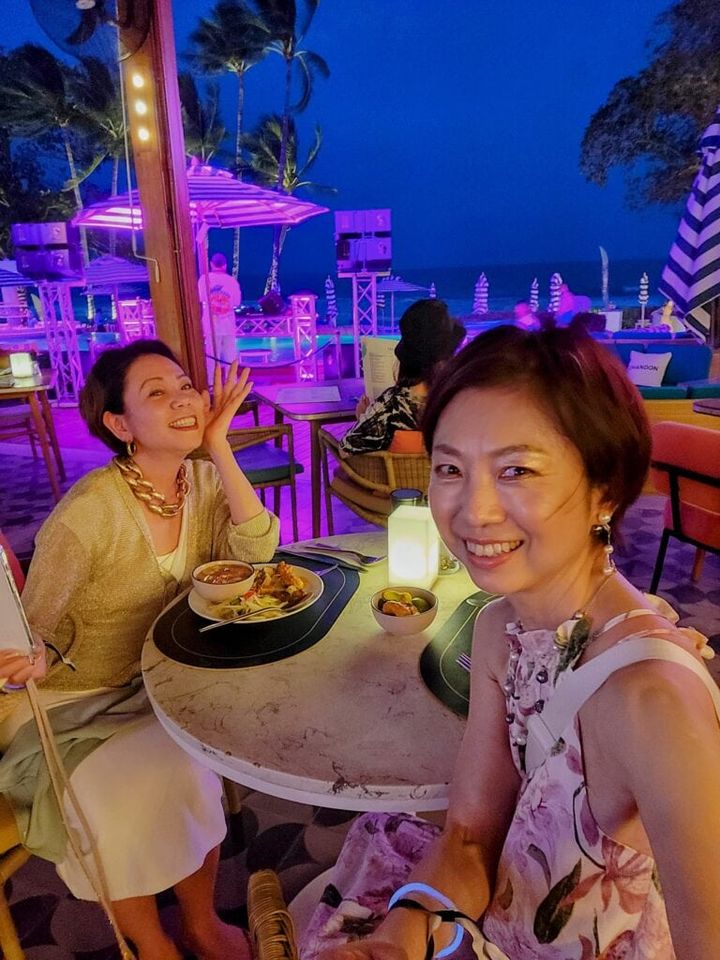 夕方、プールサイドで食事