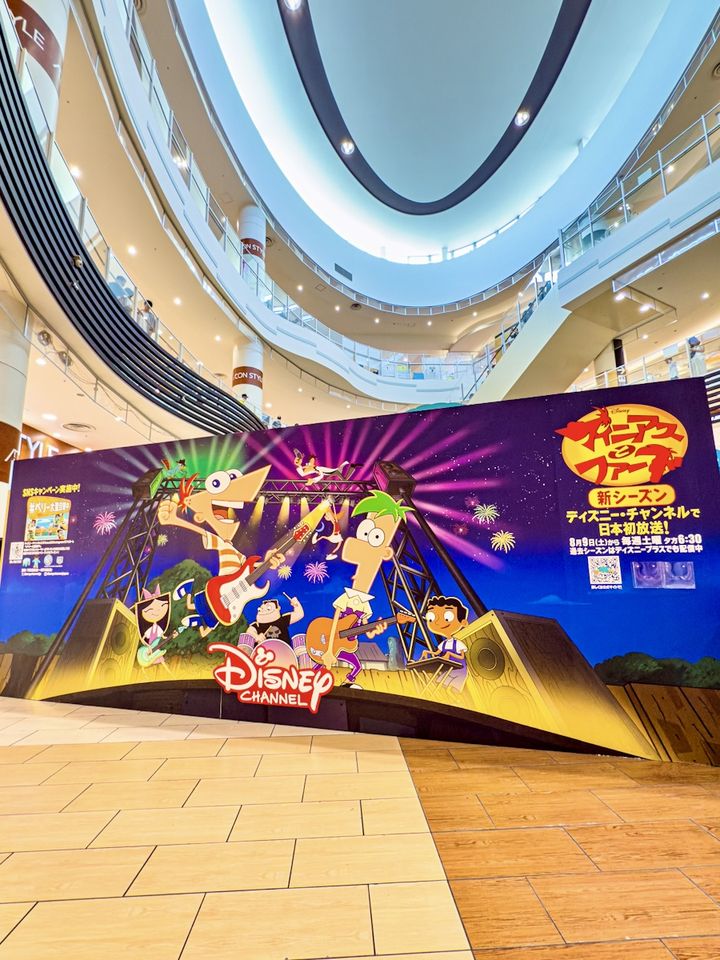 イオンレイクタウン mori『フィニアスとファーブ』新作放送記念「巨大ガチャノハシ・ペリー」フォトスポット