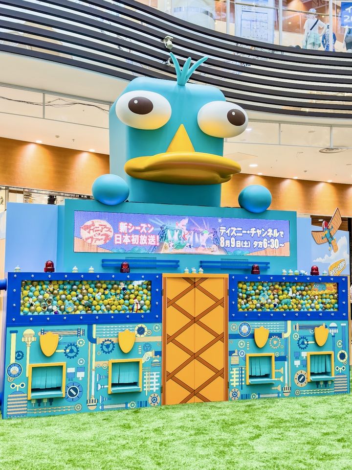 イオンレイクタウン mori『フィニアスとファーブ』新作放送記念「巨大ガチャノハシ・ペリー」2