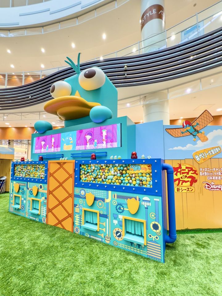 イオンレイクタウン mori『フィニアスとファーブ』新作放送記念「巨大ガチャノハシ・ペリー」1