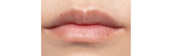 素の唇に血色なし 愛さん